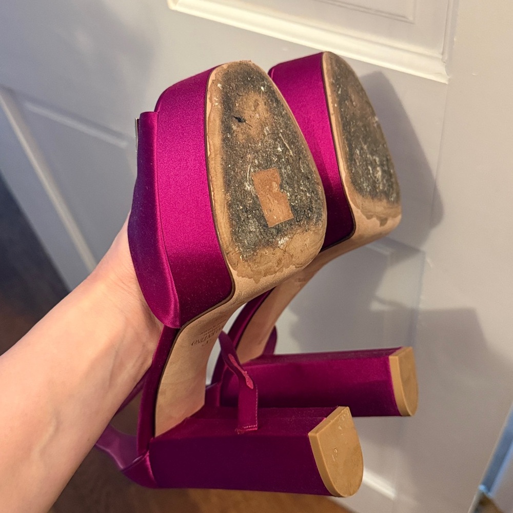 Authentic Valentino Garavani Satin Platform Pumps - Picture 10 of 10